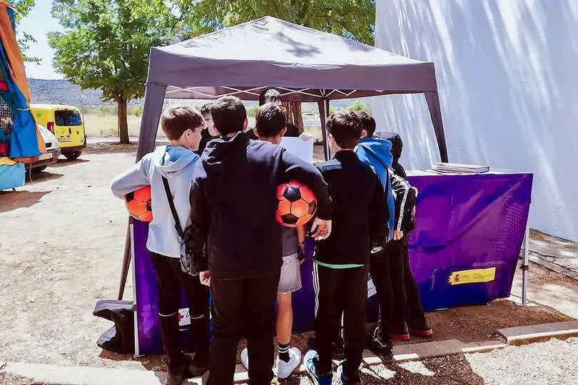 Un grupo de j&oacute;venes, interesados en el Punto Violeta