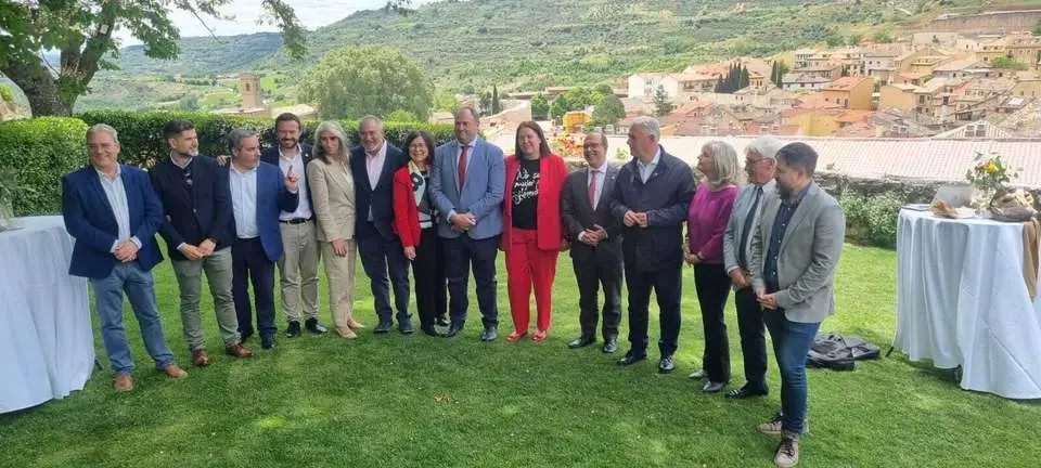 Inauguraci&oacute;n RECAMDER, foto autoridades en jardines F&aacute;brica de Pa&ntilde;os