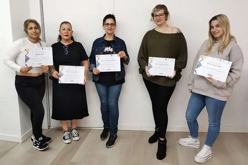 Las alumnas, con el diploma expedido por la entidad formadora