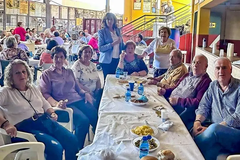 Alcalde y concejala, junto al Consejo de Mayores