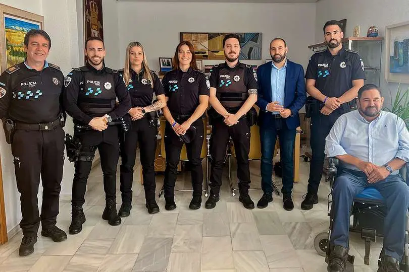 Posado de incorporaciones, junto a agentes y responsable del cuerpo y autoridades municipales en el despacho de Alcald&iacute;a