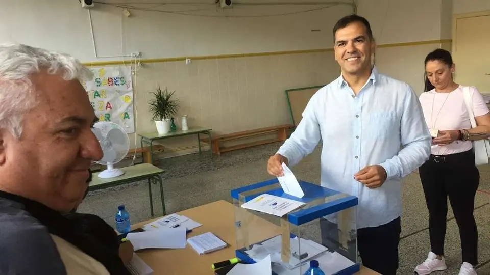 El concejal de IU en Puertollano, Jes&uacute;s Manch&oacute;n, vota en las elecciones europeas con SUMAR