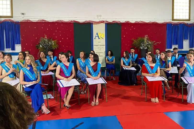 La treintena de j&oacute;venes, con sus bandas de graduaci&oacute;n