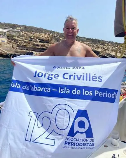 Jorge Crivill&eacute;s con una pancarta