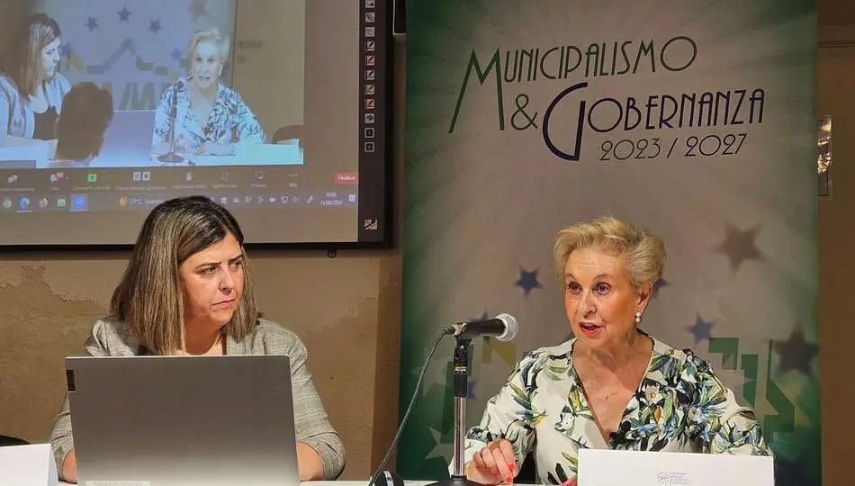 Carmen Quintanilla, junto a la alcaldesa de Conil