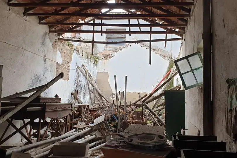 Hundimiento espont&aacute;neo de la techumbre de uno de los edificios auxiliares en el ala derecha del patio posterior