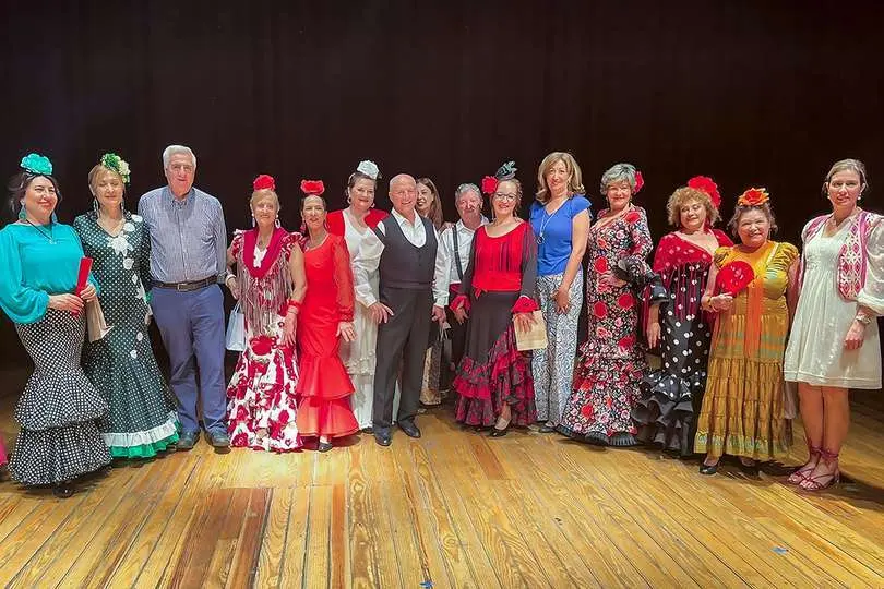Grupo que ofreci&oacute; sevillas, tambi&eacute;n con autoridades municipales