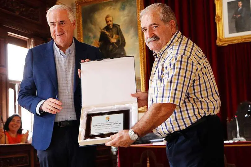 Jes&uacute;s, a la derecha, con la placa que le ha entregado el alcalde