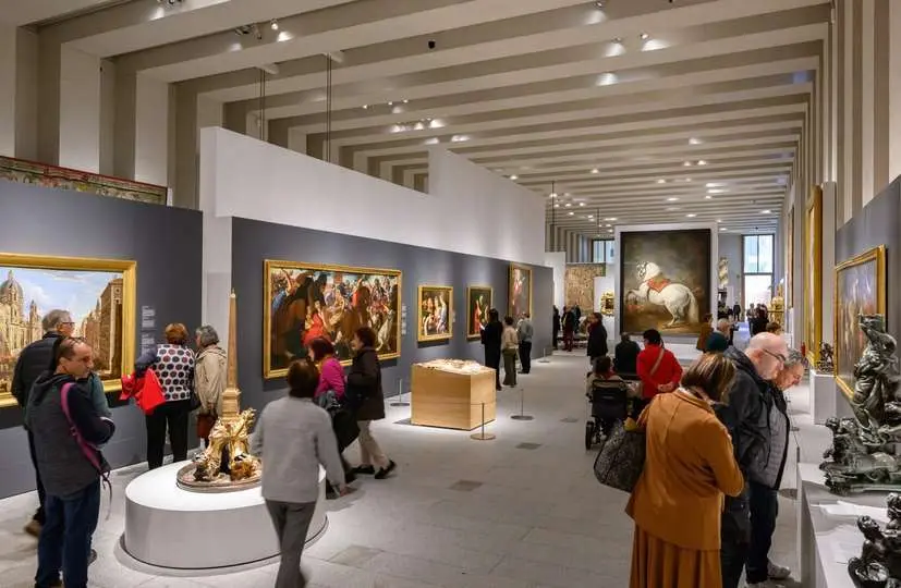 Visitantes recorren la planta -1 de la Galer&iacute;a (Austrias)