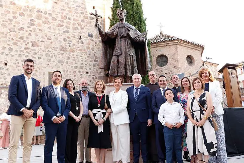 Autoridades civiles y religiosas, presidenta de la Hermandad de los Santos, el escultor y su familia, posan bajo la nueva imagen monumental de san Juan de &Aacute;vila