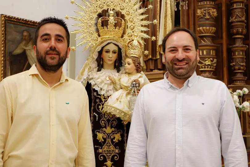 Roberto Garc&iacute;a-Mingull&aacute;n (dcha.), junto a la patrona de Almod&oacute;var del Campo, la Virgen del Carmen, y su edil de Festejos