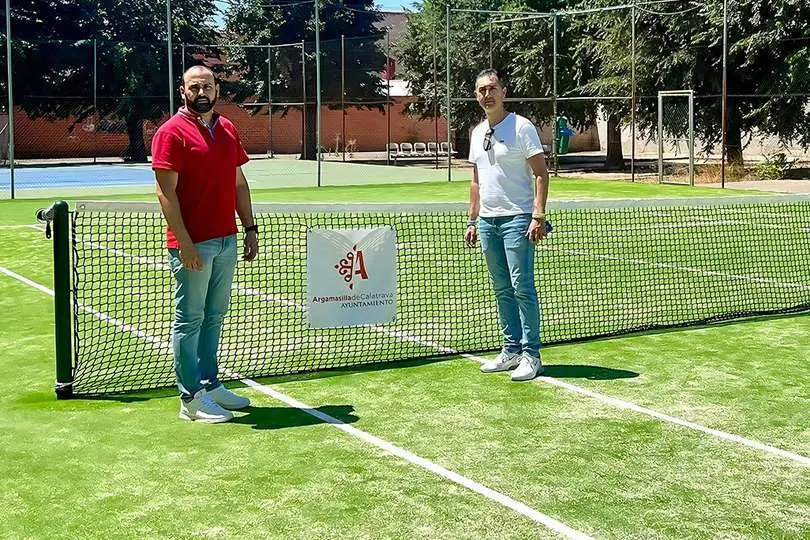 Alcalde y concejal de Deportes, en la pista remodelada