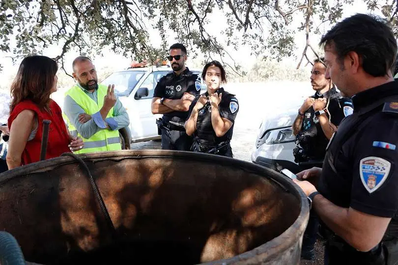 El regidor y la delegada, conversando con efectivos de la Polic&iacute;a Local