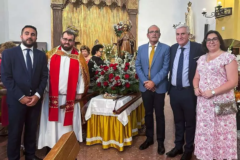 Autoridades, posando hoy junto a la imagen del patr&oacute;n de San Benito