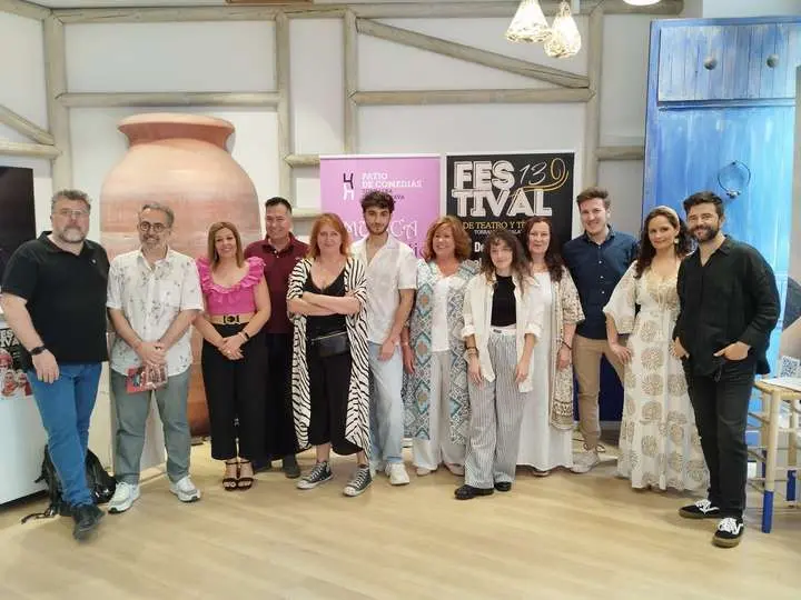 Presentaci&oacute;n festival, foto grupo autoridades, actores invitados y Pepa Pedroche