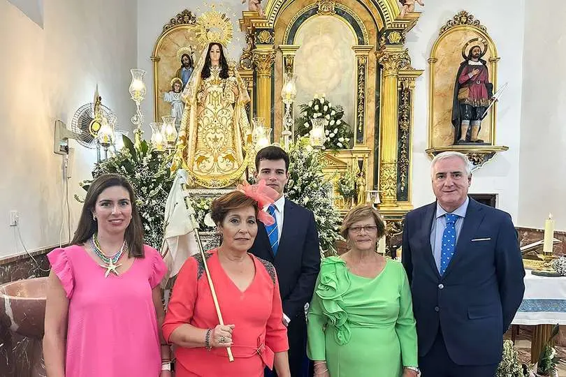 Autoridades civiles, ayer junto a la patrona
