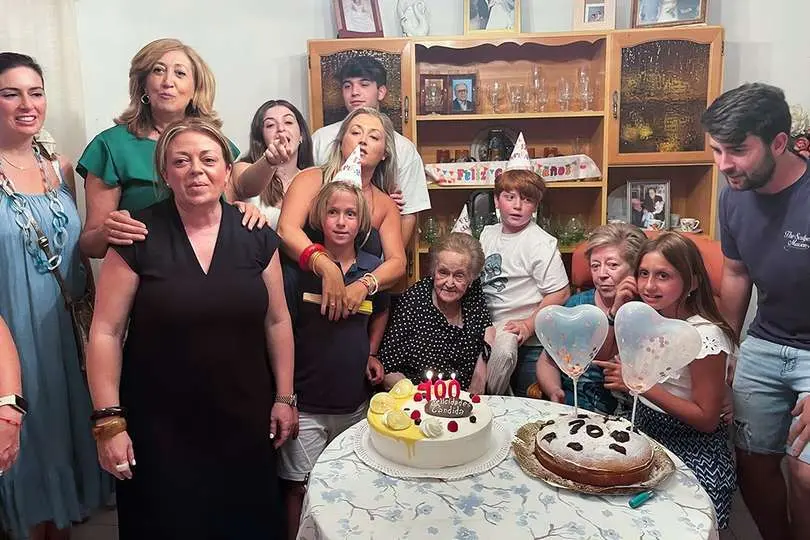 C&aacute;ndida, sentada en el centro, junto a varias generaciones que le han sucedido y ediles del Ayuntamiento