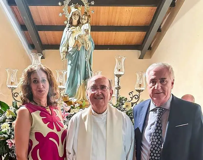 Autoridades posan, anoche, junto a la Virgen de la Candelaria en Valdeazogues_1021x806