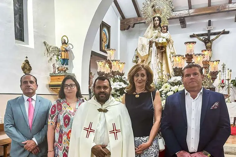 Autoridades junto a la patrona de Navacerrada