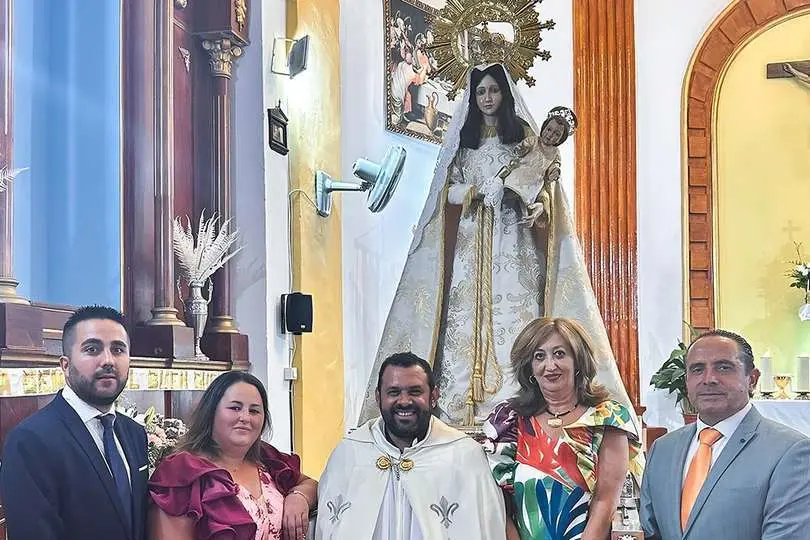 Autoridades, junto a la patrona de Fontanosas