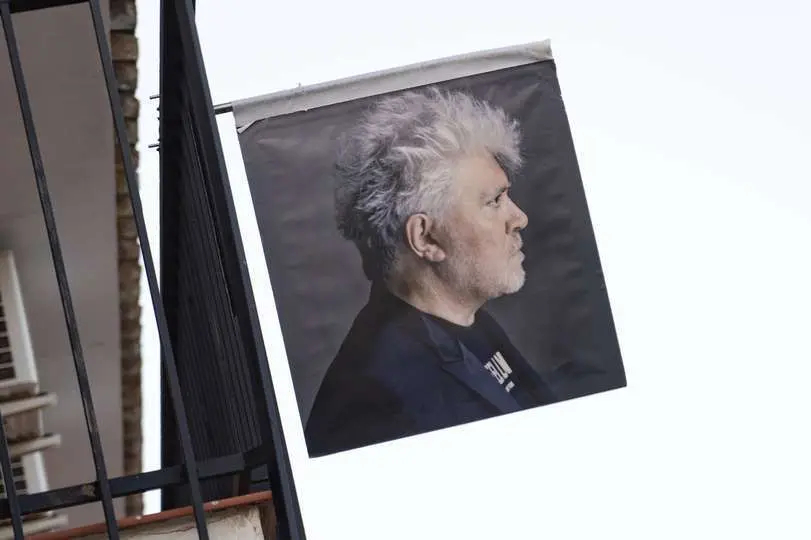 Cartel de Pedro Almod&oacute;var en la exposici&oacute;n en la Calle General Aguiler de Calzada de Calatrava