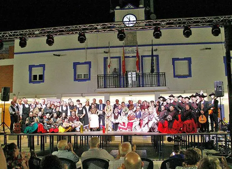 Autoridades y grupos participantes en el IV Festival de Folklore de Aldea del Rey