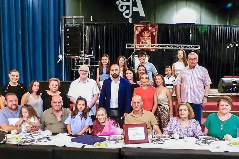 Foto de familia junto a Elia Mora Rodr&iacute;guez