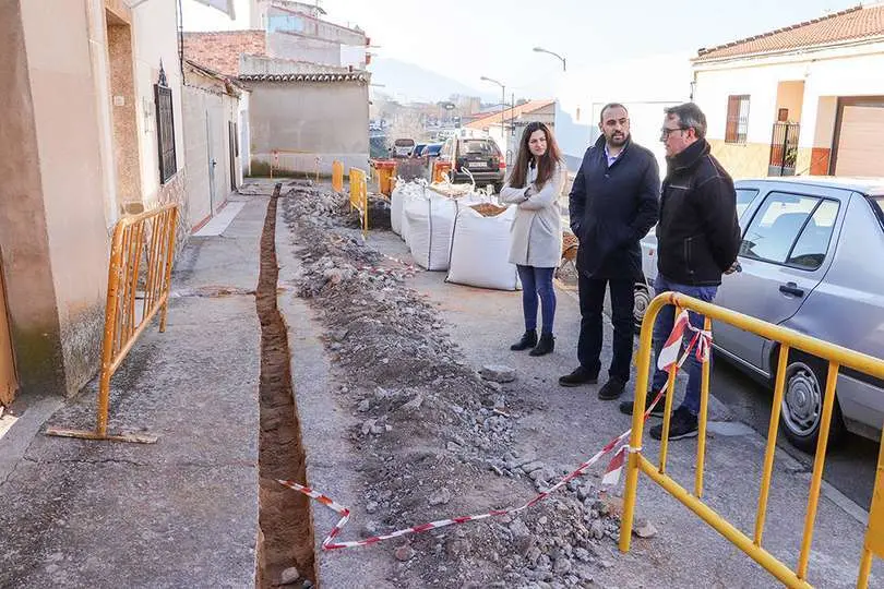 Jes&uacute;s Ruiz, junto a t&eacute;cnicos municipales, supervisando obras de renovaci&oacute;n de tuber&iacute;as, en una imagen de archivo