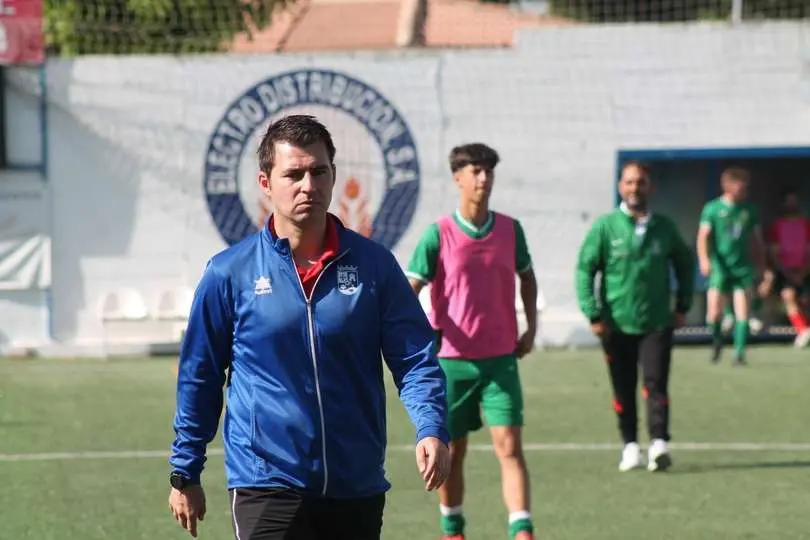 Andr&eacute;s Vi&ntilde;as, entrenador del Almod&oacute;var