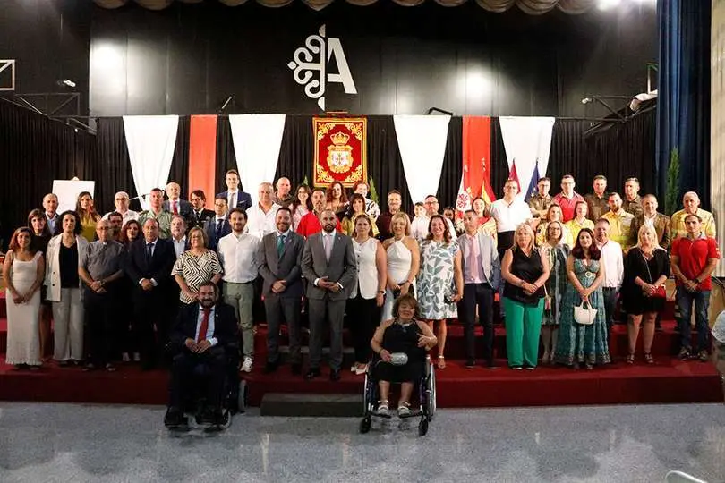 Posado de familia con todos los intervinientes en el acto y dem&aacute;s invitados