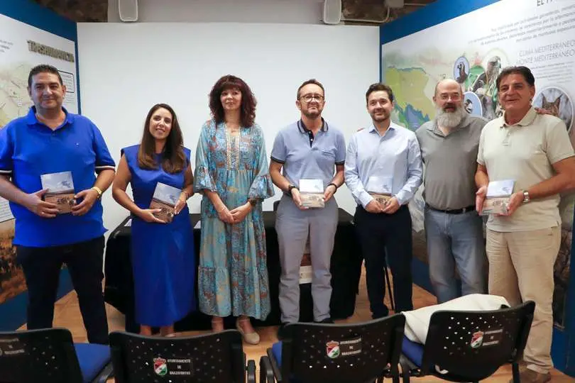 Foto de familia de los art&iacute;fices de la obra, al t&eacute;rmino del acto