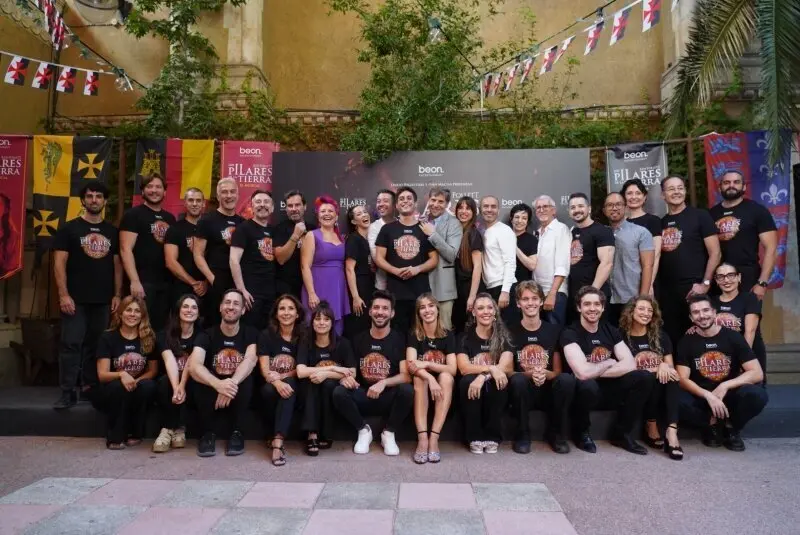 Participantes en la presentaci&oacute;n de Los pilares de la tierra, el musical, en la Iglesia Evang&eacute;lica Alemana, en el Paseo de la Castellana, n&uacute;mero 6