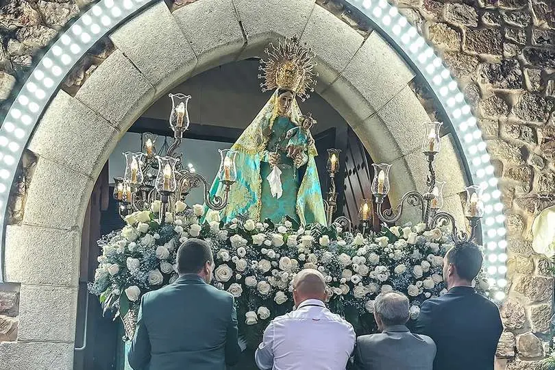 La Virgen de la Estrella, a su llegada anoche de regreso procesional a la iglesia de La Vi&ntilde;uela