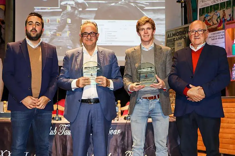 Borja Jim&eacute;nez, el pasado noviembre en Almod&oacute;var del Campo, junto a Carmelo presidente del Club Taurino, el periodista Roberto G&oacute;mez y el concejal Roberto Donoso