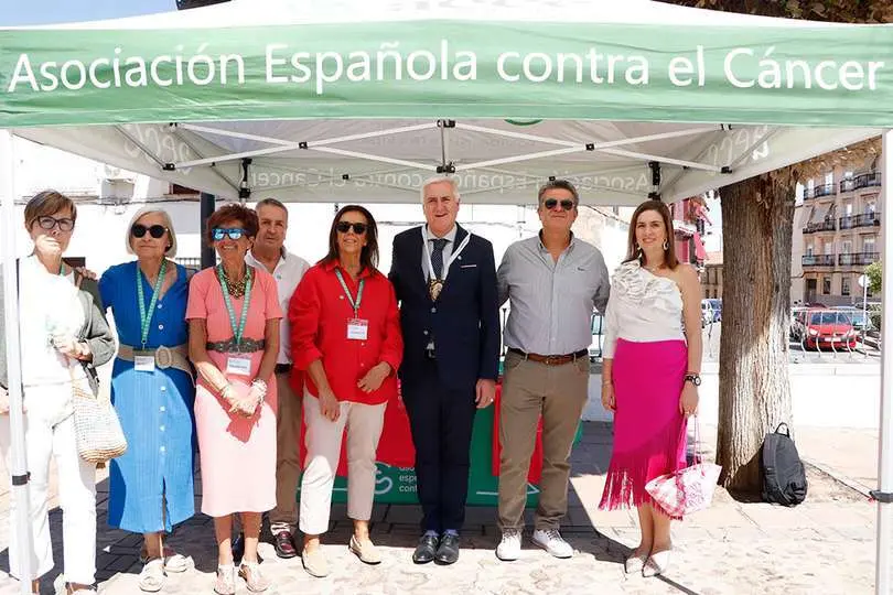Responsables y voluntarias de la asociaci&oacute;n, junto a autoridades, este mediod&iacute;a en el Carmen
