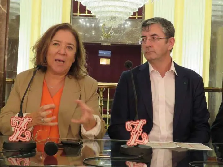 La directora del Teatro de la Zarzuela, Isamay Benavente, el director del departamento de M&uacute;sica de la Fundaci&oacute;n Juan March, Miguel &Aacute;ngel Mar&iacute;n