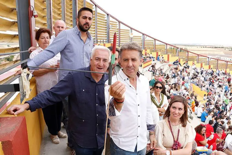 Momento en el que el rejoneador de Estella prende el pen&uacute;ltimo chupinazo de este a&ntilde;o