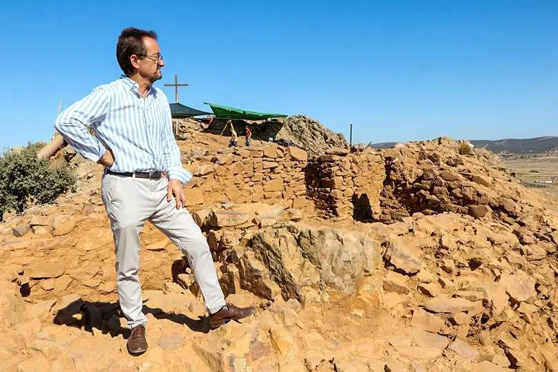 Pablo Toledano en el yacimiento 'Cruz de Mayo', donde la Diputaci&oacute;n avanz&oacute; en 2021 la posibilidad de instalar un mirador en Brazatortas para el Geoparque