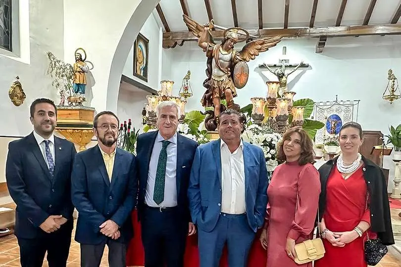 Autoridades, anoche ante la imagen de san Miguel Arc&aacute;ngel en Navacerrada