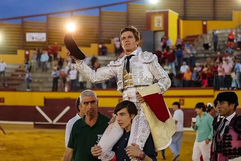 Borja Jim&eacute;nez, saliendo a hombros el pasado d&iacute;a 20-FOTO por Arenas de San Nicasio
