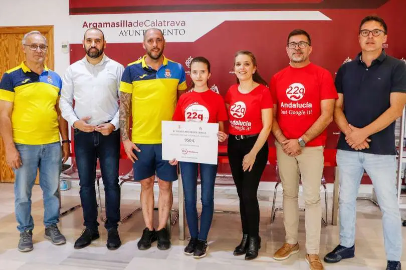 Candela, junto a sus padres, ayer con responsables de los Veteranos y el alcalde