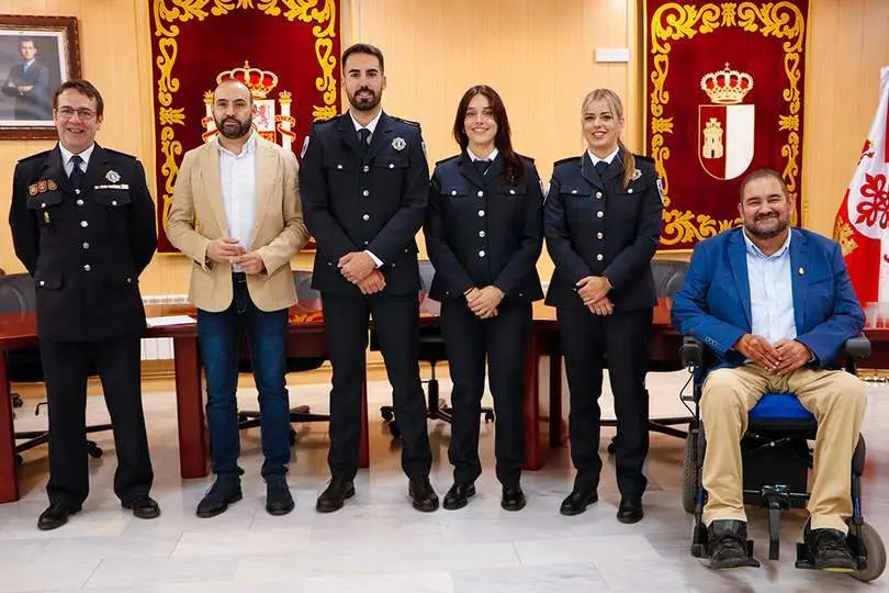 Agentes que hoy se han incorporado, posando junto a autoridades y el jefe de la Polic&iacute;a Local