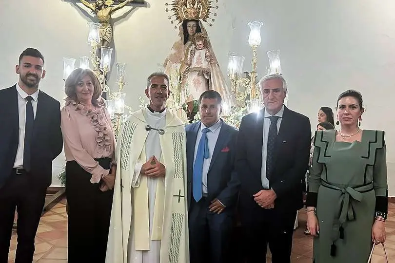Autoridades, junto a la patrona de Tirteafuera, anoche