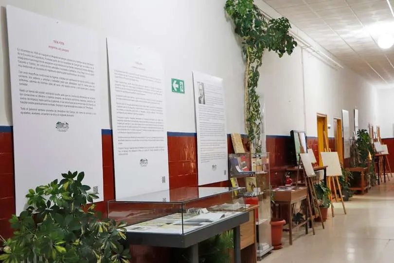 Panor&aacute;mica del pasillo del edificio, que articula las diferenes etapas