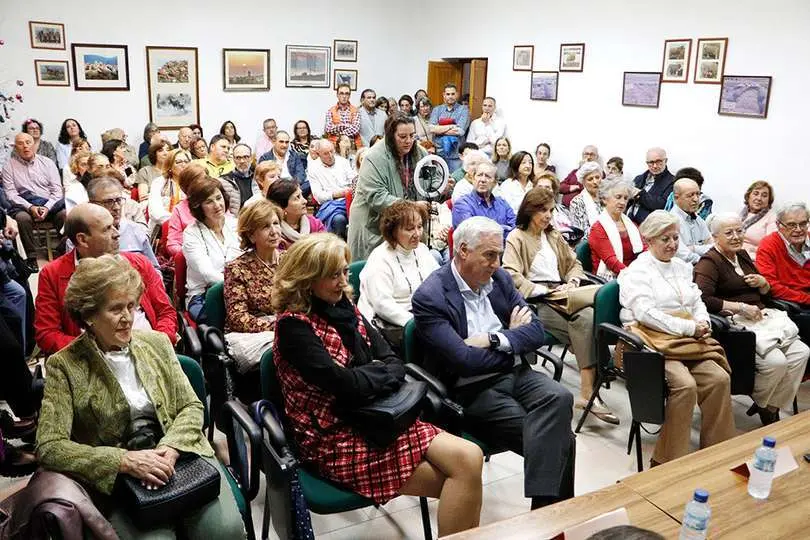 P&uacute;blico que se congreg&oacute; en el sal&oacute;n de actos de la OCA de Almod&oacute;var del Campo