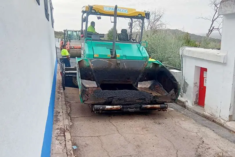 Una de las m&aacute;quinas que ha trabajo sobre los tramos deteriorados en la pedan&iacute;a de San Benito