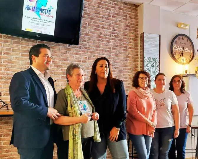 David Triguero y Elizabeth Garc&iacute;a entregan una placa conmemorativa a la Asociaci&oacute;n de Encajeras Nuestra Se&ntilde;ora de los Santos