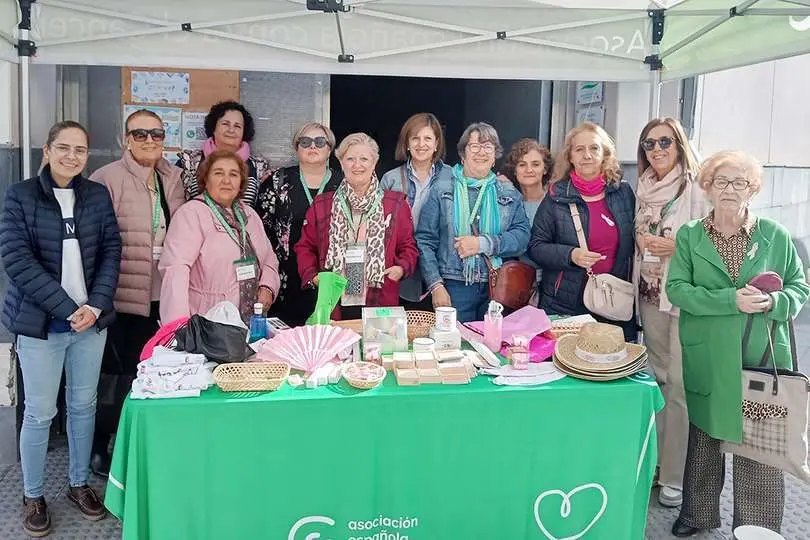 Junto a personas voluntarias que han hecho posible la acci&oacute;n