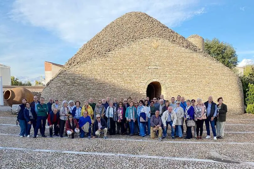 Excursionistas almodovare&ntilde;os, ante el tradicional bombo manchego recreado en Tomelloso