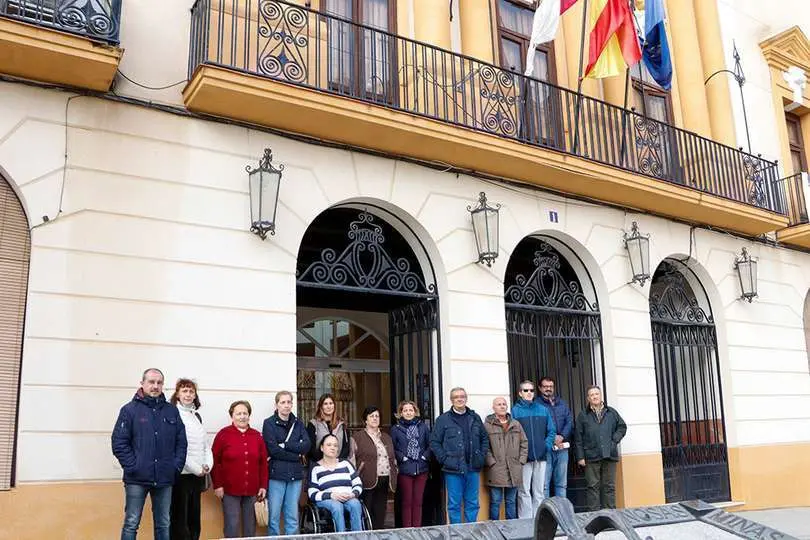 Momento de la concentraci&oacute;n ante el edificio consistorial almodovare&ntilde;o